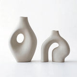 ：Bend Ring Isle Hollow Matte White Sculpture Vase Decor Matte 3D Printed PLA Material Mid-century Wabi Sabi Style for Travertine